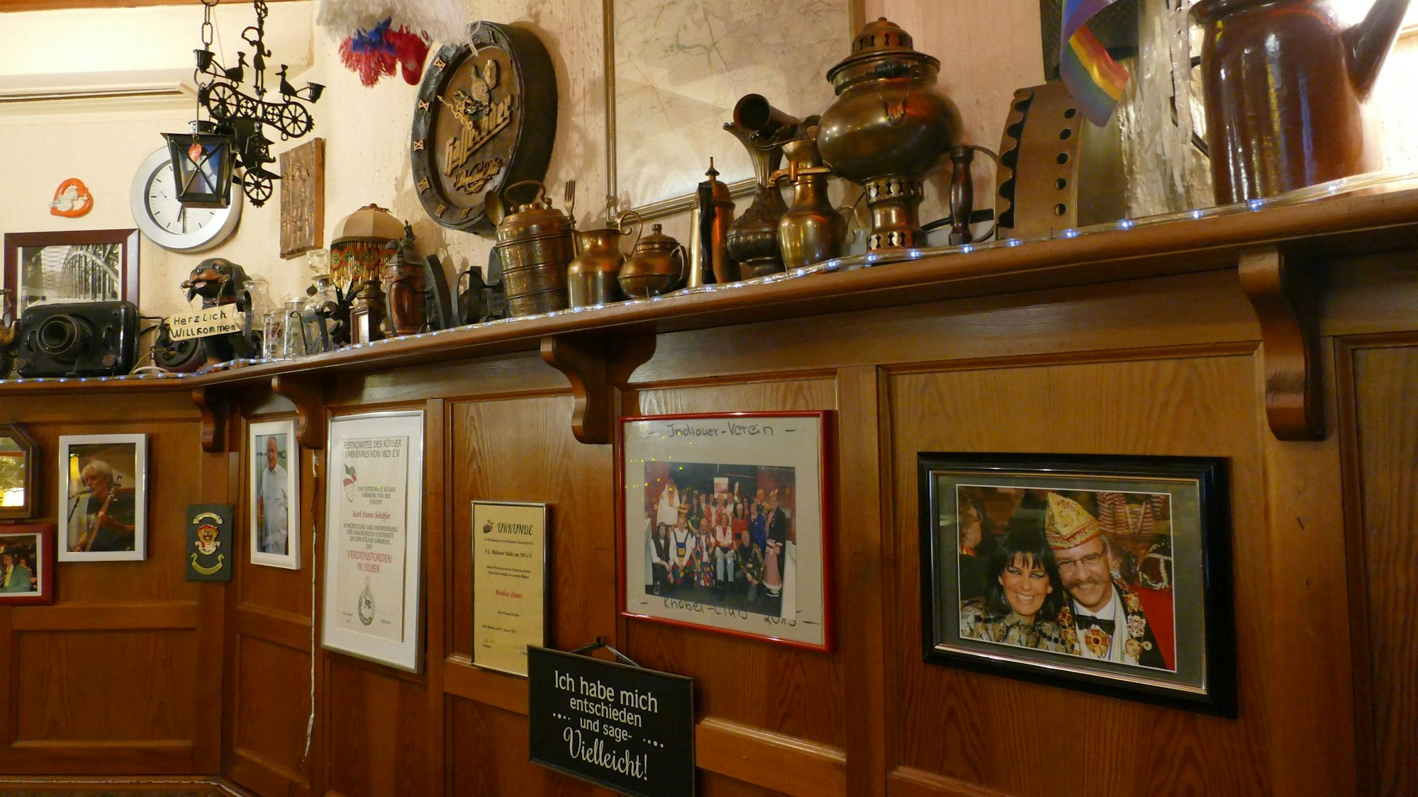 In der Kneipe von Monika Adam gibt es viel zu sehen, jeder Zentimeter scheint genutzt.