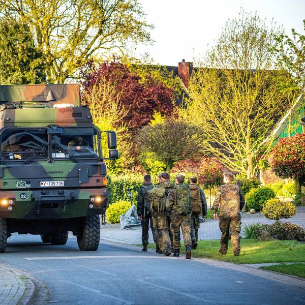 Einsatzkräfte der Bundeswehr laufen am 29.4. durch den Wohnort des vermissten Jungen.