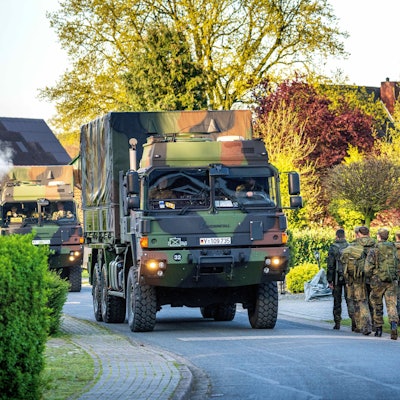 Einsatzkräfte der Bundeswehr laufen am 29.4. durch den Wohnort des vermissten Jungen.
