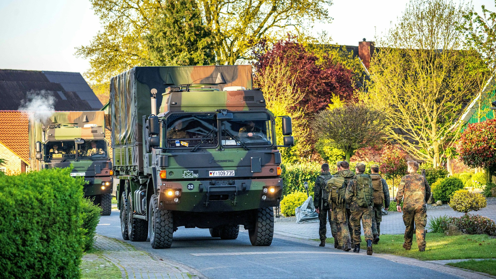 Einsatzkräfte der Bundeswehr laufen am 29.4. durch den Wohnort des vermissten Jungen.