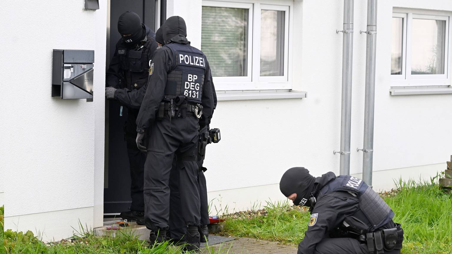 18.04.2024, Nordrhein-Westfalen, Düren: Polizisten durchsuchen in der Nähe der Innenstadt Wohnungen und Häuser im Rahmen einer Razzia gegen Schleuserkriminalität. (zu dpa: «Razzia gegen Schleuser in NRW fortgesetzt») Foto: Roberto Pfeil/dpa +++ dpa-Bildfunk +++