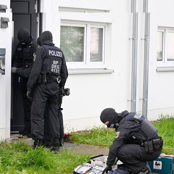 Polizisten durchsuchen am 18. April in der Nähe der Dürener Innenstadt Wohnungen und Häuser während einer Razzia gegen Schleuserkriminalität.