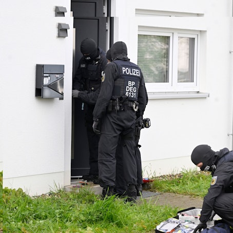 Polizisten durchsuchen am 18. April in der Nähe der Dürener Innenstadt Wohnungen und Häuser während einer Razzia gegen Schleuserkriminalität.