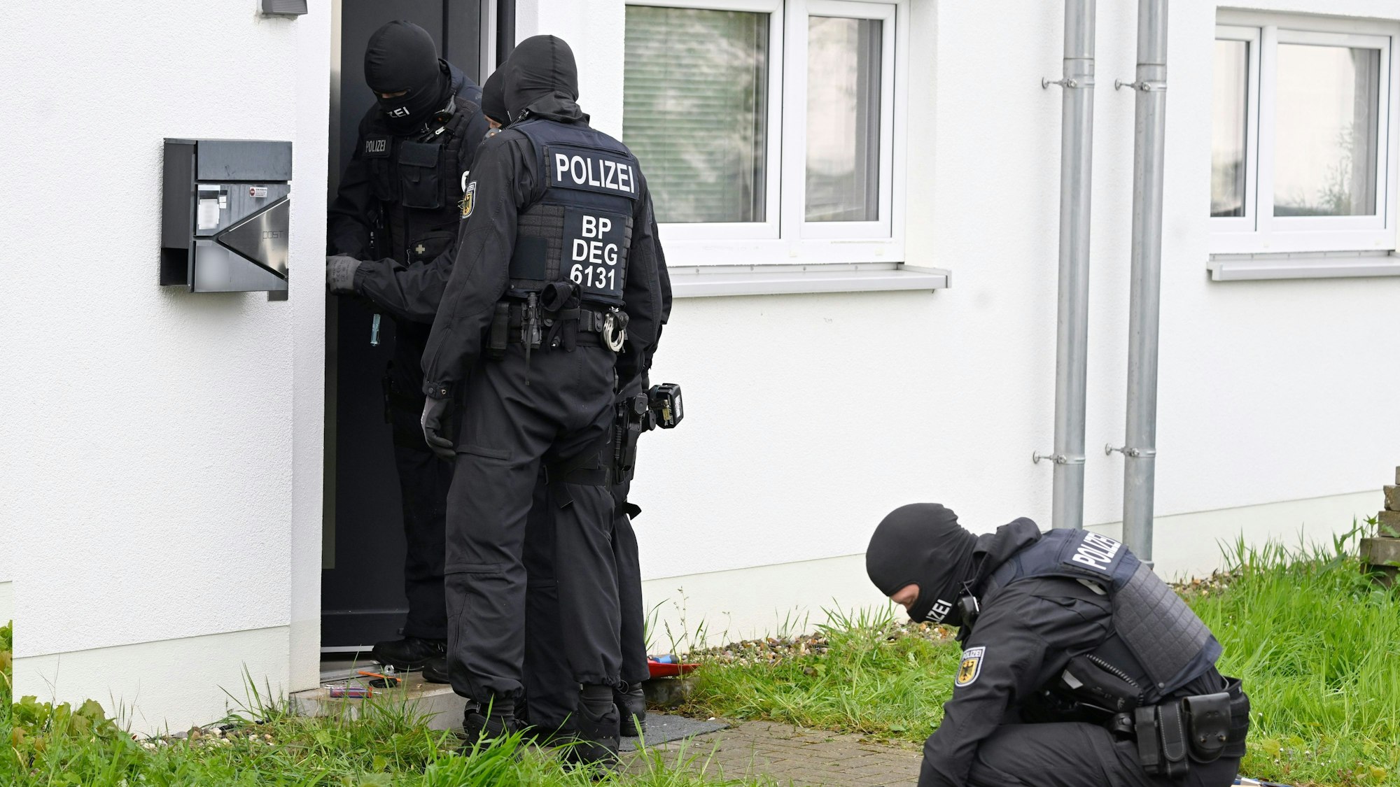 Polizisten durchsuchen am 18. April in der Nähe der Dürener Innenstadt Wohnungen und Häuser während einer Razzia gegen Schleuserkriminalität.