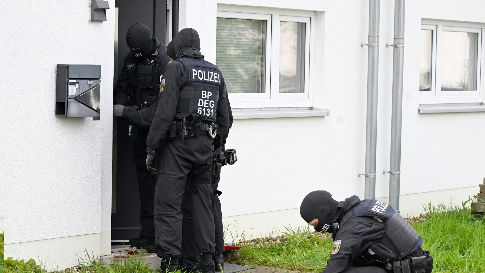 Am 18. April dieses Jahres durchsuchten Polizisten während der Schleuser-Razzia auch in Düren Wohnungen und Häuser.