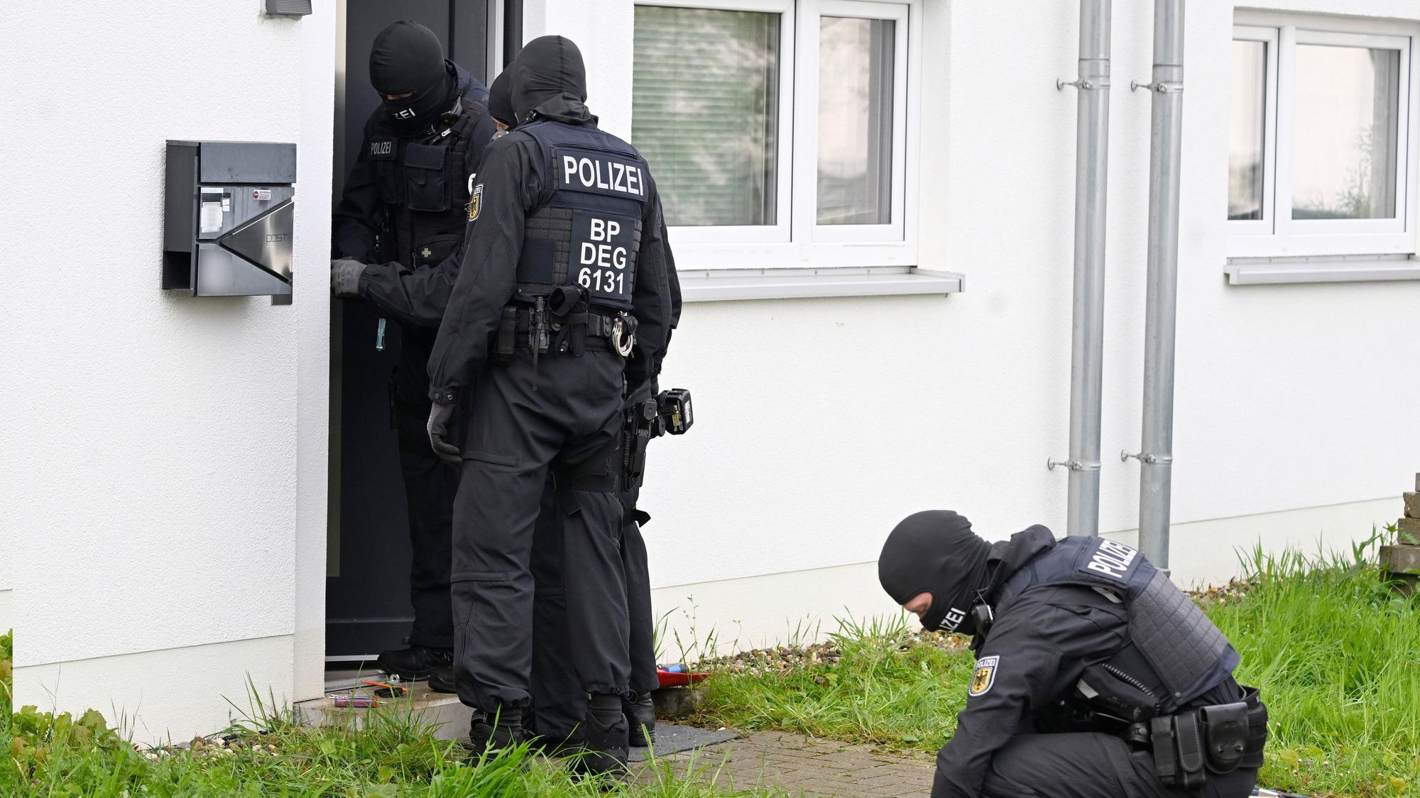 Polizisten durchsuchen am 18. April in der Nähe der Dürener Innenstadt Wohnungen und Häuser während einer Razzia gegen Schleuserkriminalität.