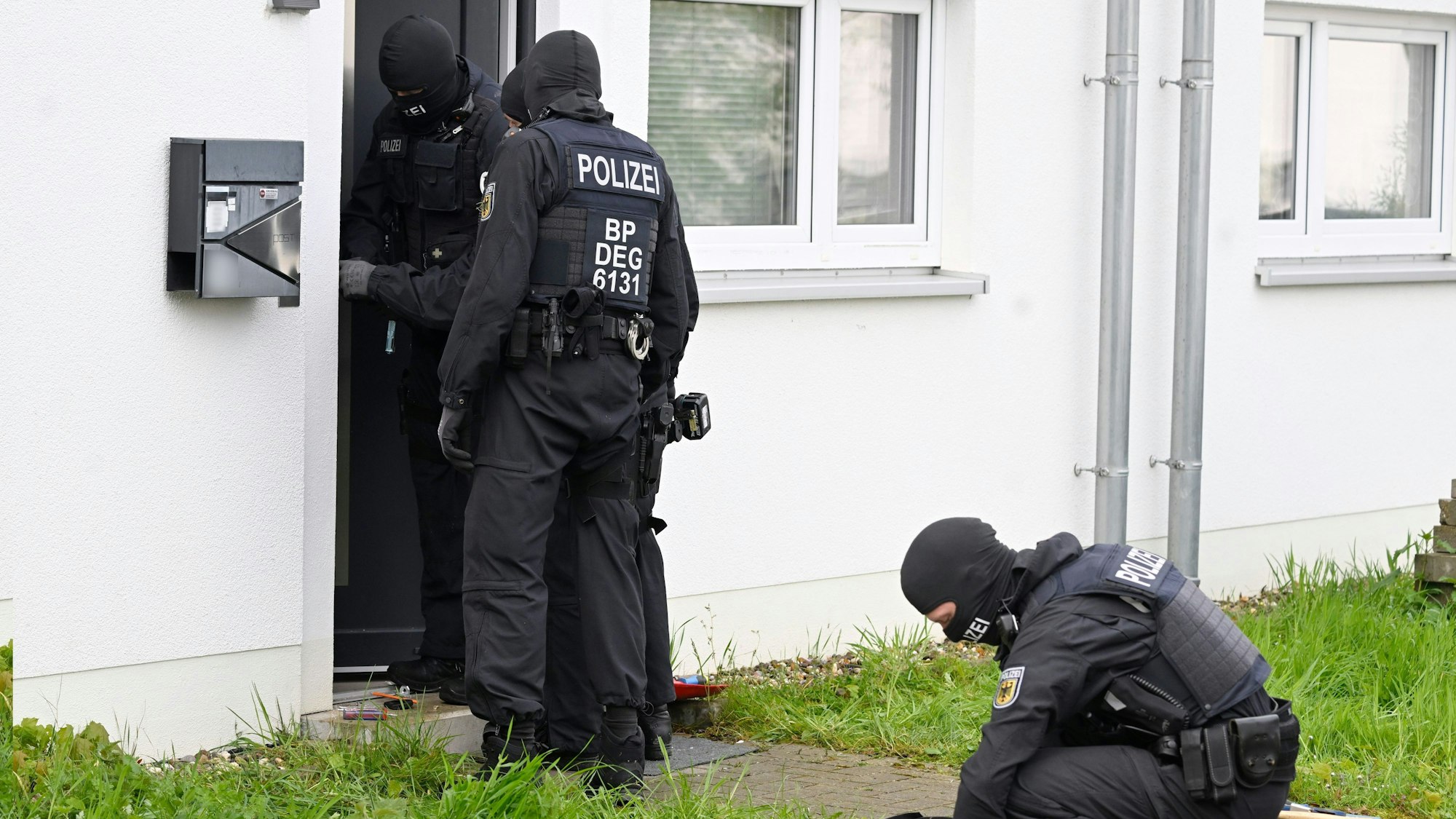 18.04.2024, Nordrhein-Westfalen, Düren: Polizisten durchsuchen in der Nähe der Innenstadt Wohnungen und Häuser im Rahmen einer Razzia gegen Schleuserkriminalität. (zu dpa: «Razzia gegen Schleuser in NRW fortgesetzt») Foto: Roberto Pfeil/dpa +++ dpa-Bildfunk +++