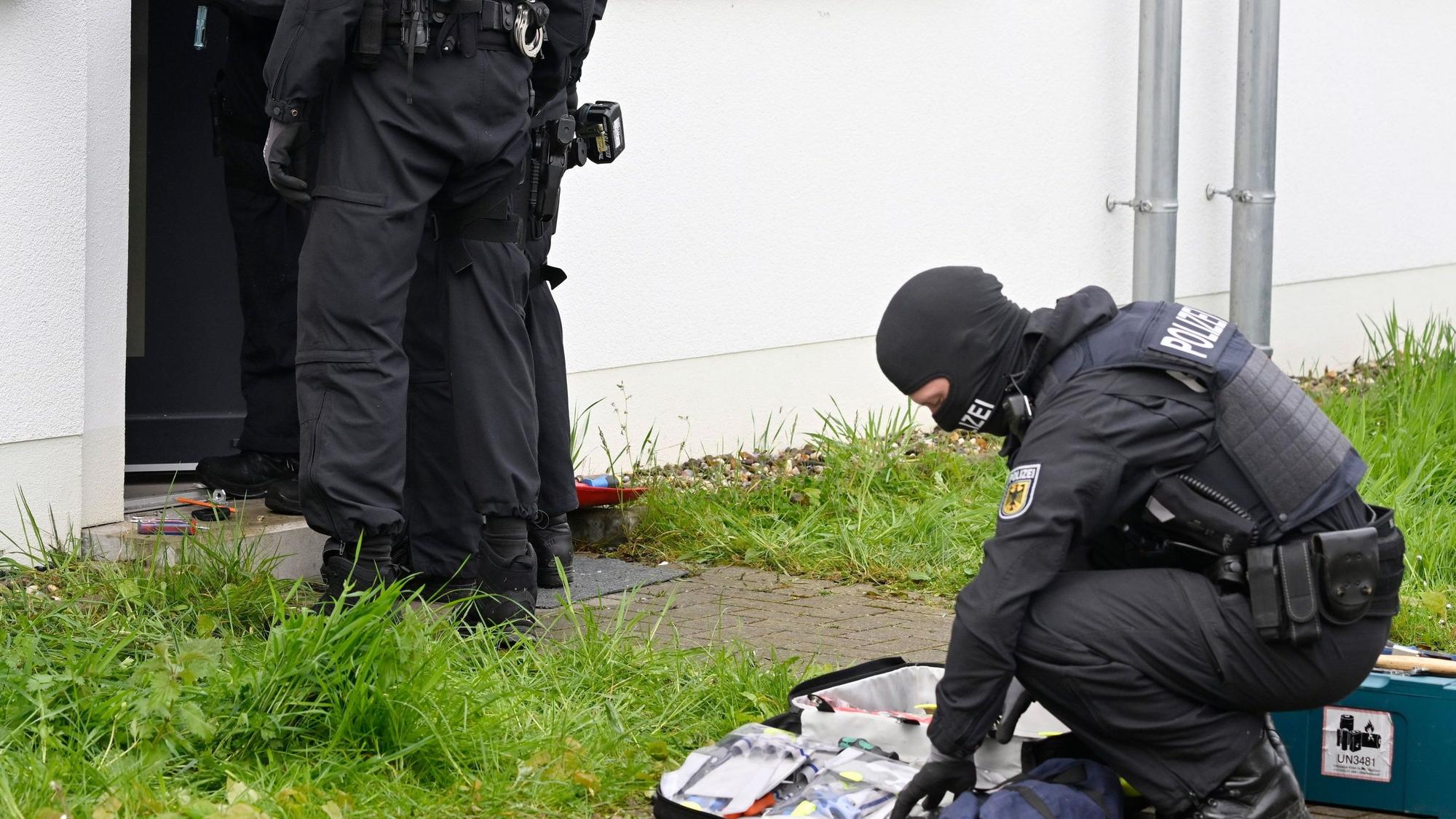 Polizisten durchsuchen im April 2024 in der Dürener Innenstadt Wohnungen und Häuser während einer Razzia gegen die sogenannte Luxusschleuser-Bande.