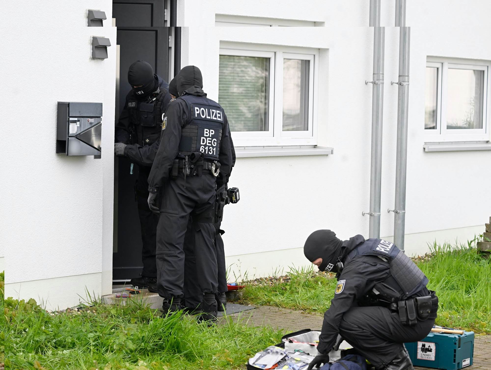Polizisten durchsuchen im April 2024 in der Nähe der Dürener Innenstadt Wohnungen und Häuser im Rahmen einer Razzia gegen Schleuserkriminalität.