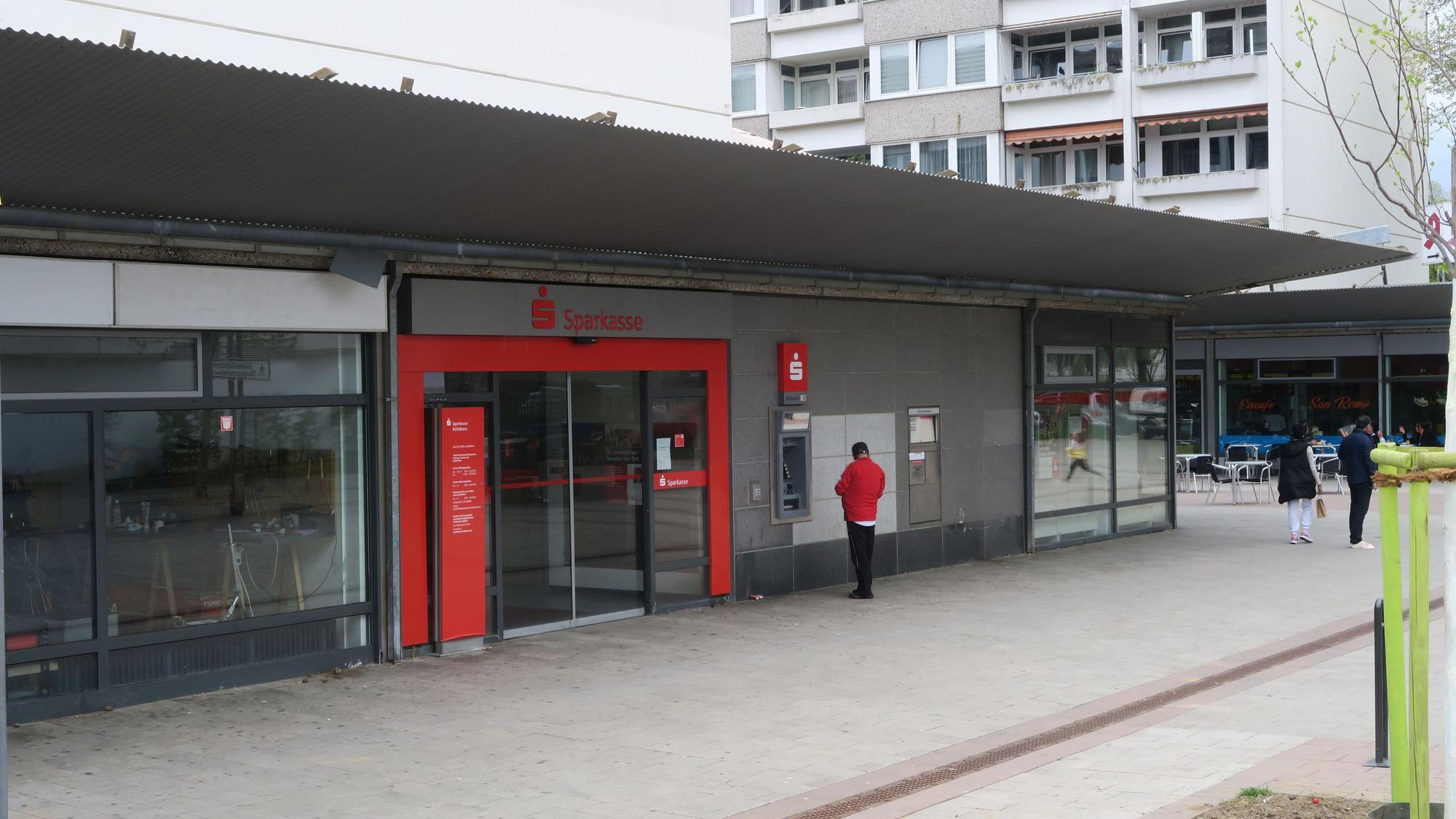 Nicht mehr lange vor Ort: Die Sparkassen-Filiale soll zum 1. Juli geschlossen werden, auch der Bankautomat verschwindet.