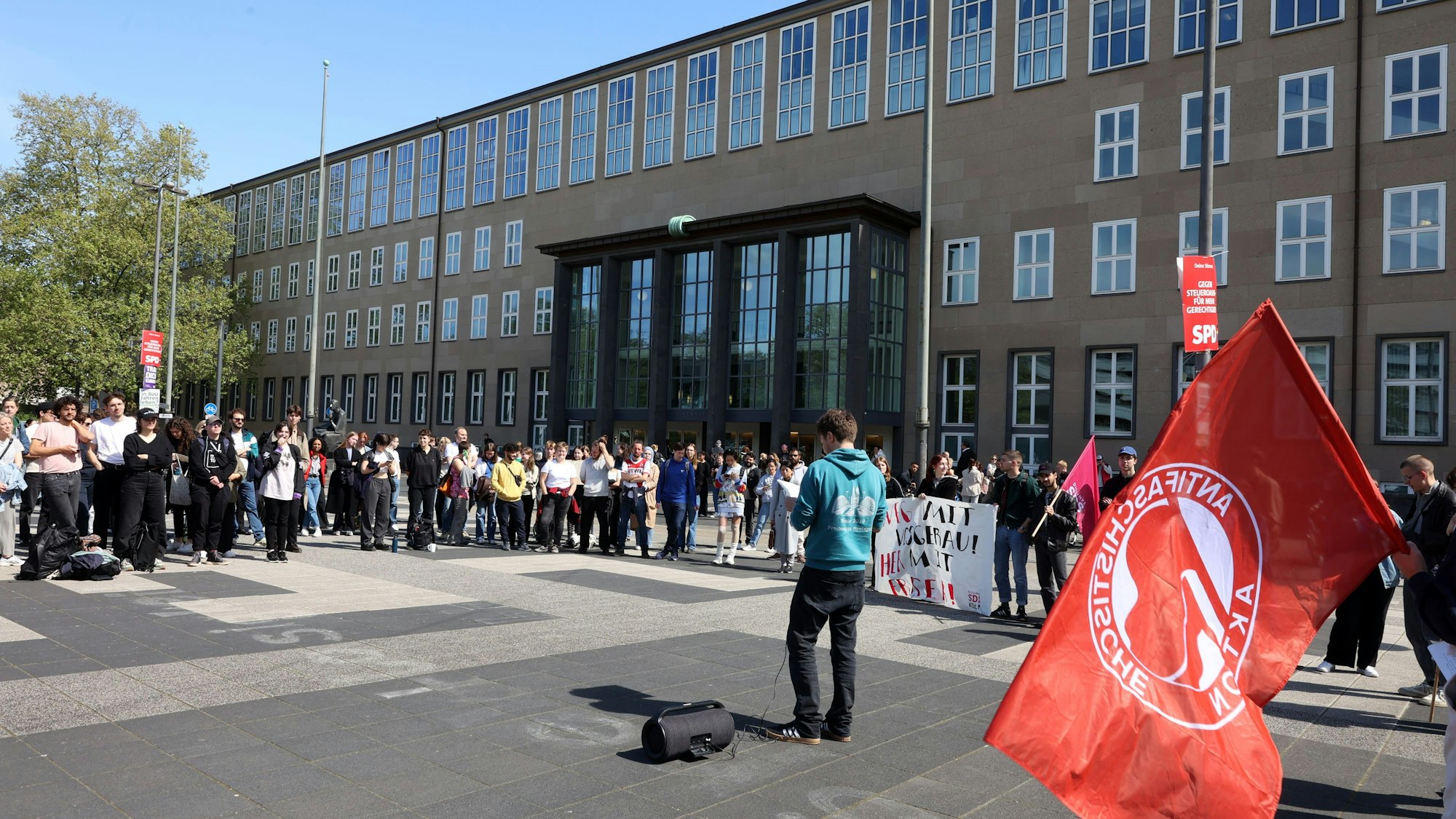 Studierende bei einer Kundgebung vor dem Hauptgebäude der Universität.