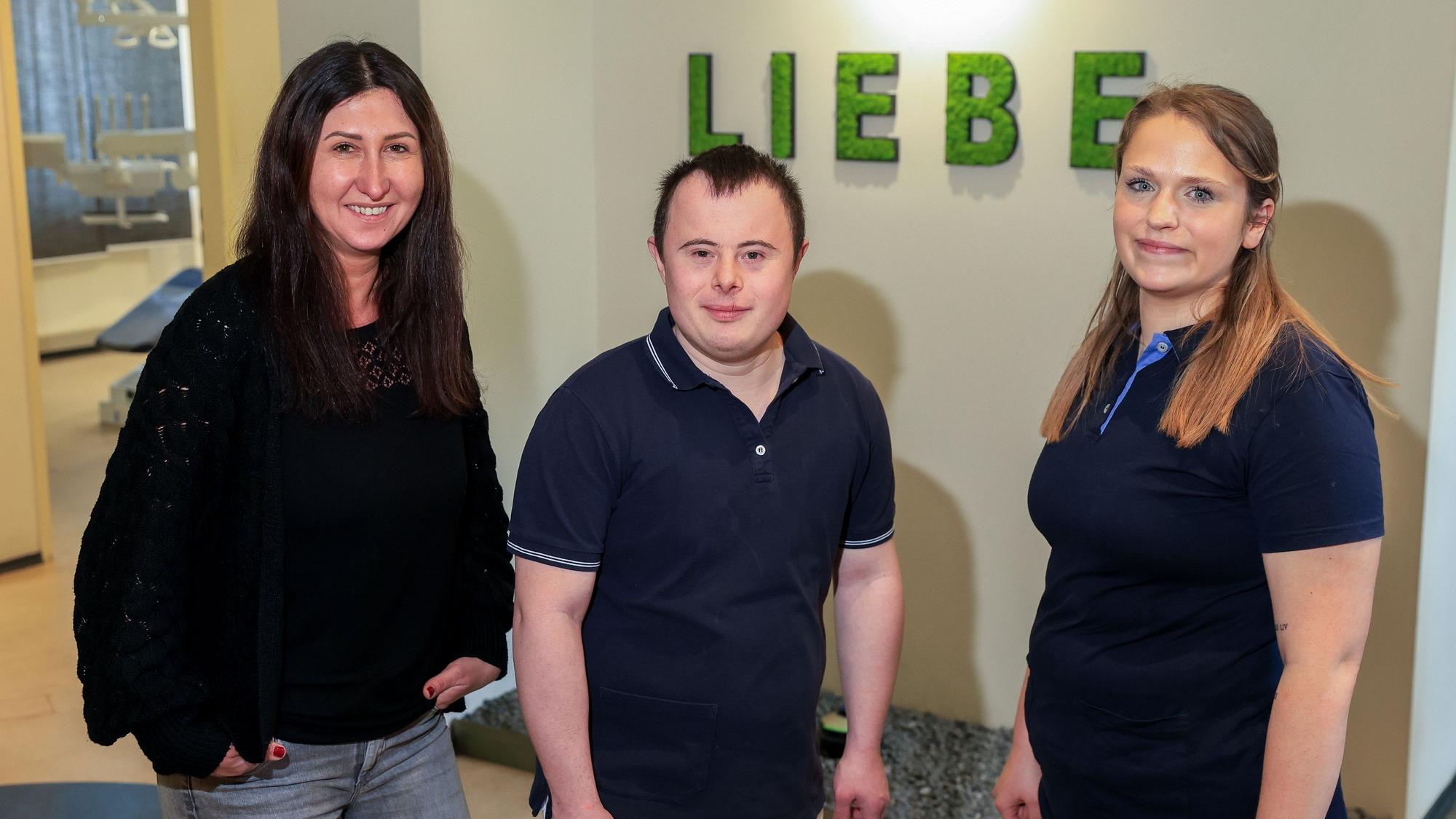 Dennis Meurer hat das Down-Syndrom und arbeitet in einer Kölner Zahnarztpraxis.
Im Bild ist er mit den Kolleginnen Sanela Isic und Yvonne Gülden zu sehen.