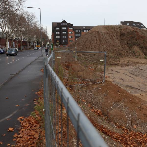 Blick auf aufgeschüttete Erdwälle in Mülheim. Hier soll später der Grünzug zwischen Deutz-Mülheimer Straße und Bergischem Ring entstehen. Foto von Uwe Schäfer