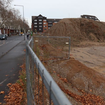 Blick auf aufgeschüttete Erdwälle in Mülheim. Hier soll später der Grünzug zwischen Deutz-Mülheimer Straße und Bergischem Ring entstehen. Foto von Uwe Schäfer