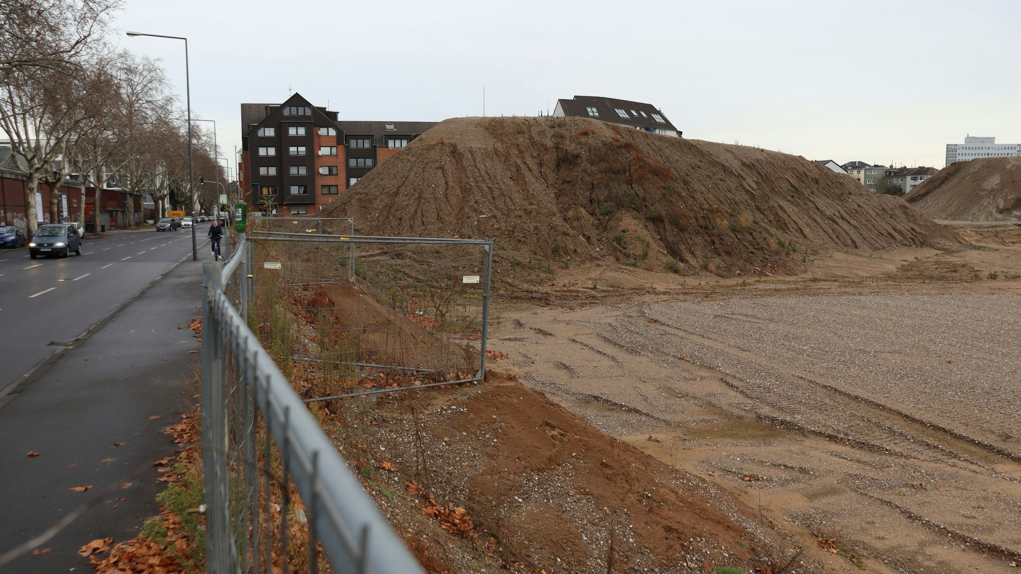 Blick auf aufgeschüttete Erdwälle in Mülheim. Hier soll später der Grünzug zwischen Deutz-Mülheimer Straße und Bergischem Ring entstehen. Foto von Uwe Schäfer