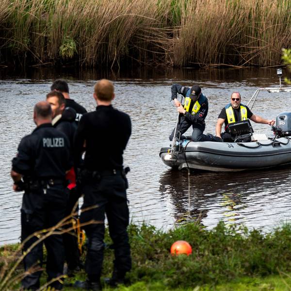 Ein Sonarboot der Polizei sucht gemeinsam mit Spezialtauchern den Fluss Oste nach dem vermissten sechsjährigen Arian ab. Der autistische Junge könnte in den Fluss gefallen und in die Nordsee getrieben sein.dpa