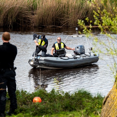 Ein Sonarboot der Polizei sucht gemeinsam mit Spezialtauchern den Fluss Oste nach dem vermissten sechsjährigen Arian ab. Der autistische Junge könnte in den Fluss gefallen und in die Nordsee getrieben sein.dpa