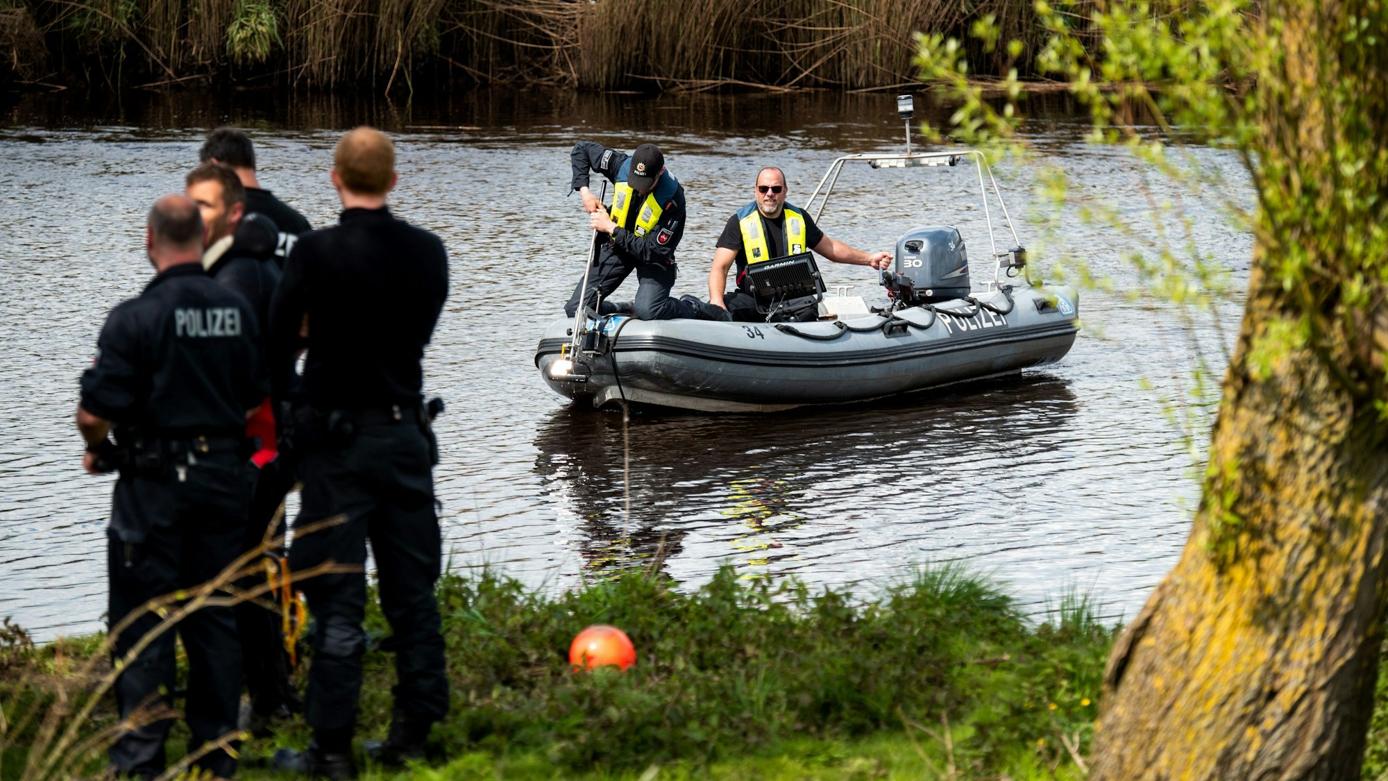 29.04.2024, Niedersachsen, Kranenburg: Ein Sonarboot der Polizei fährt während der Suche nach einem vermissten Jungen auf der Oste. Der sechs Jahre alte Arian aus Elm bleibt auch am nach einer Woche vermisst. Foto: Daniel Bockwoldt/dpa +++ dpa-Bildfunk +++