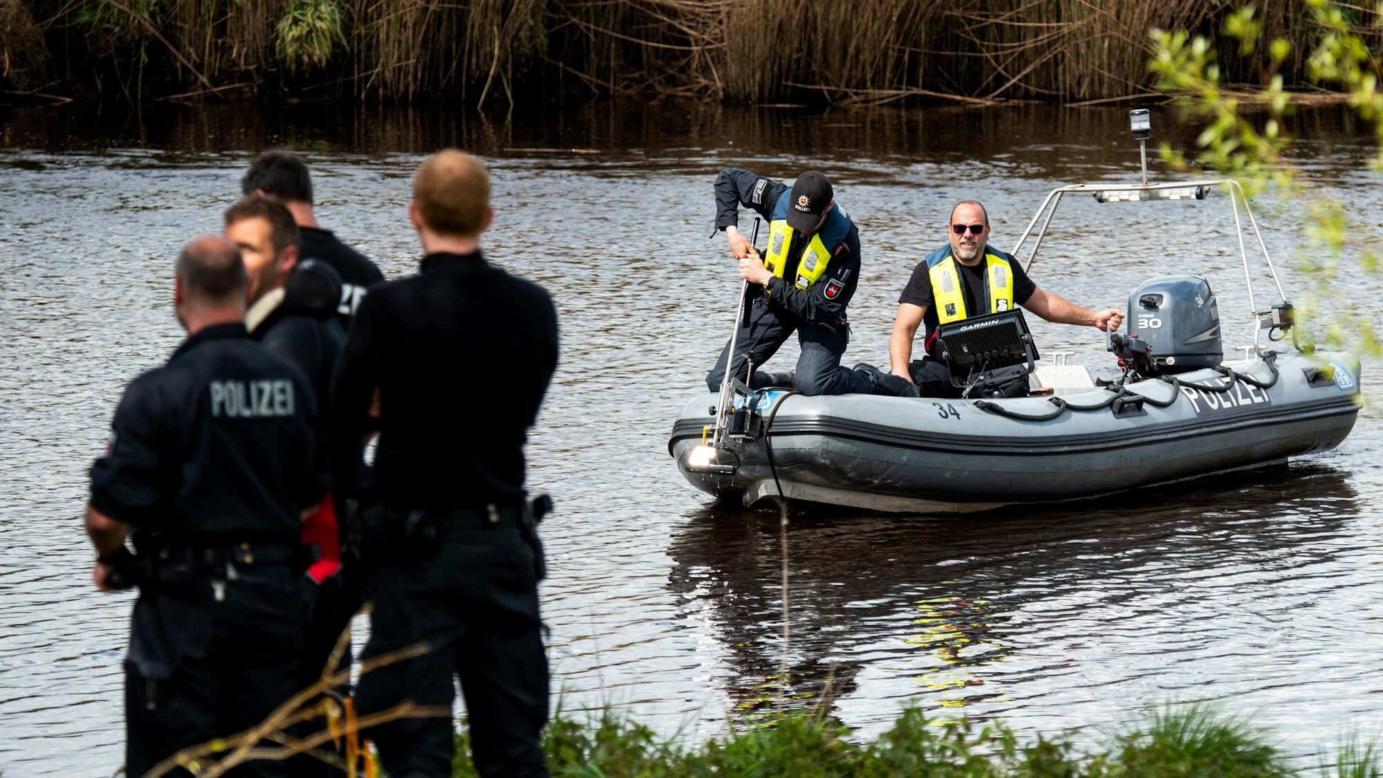 Ein Sonarboot der Polizei sucht gemeinsam mit Spezialtauchern den Fluss Oste nach dem vermissten sechsjährigen Arian ab. Der autistische Junge könnte in den Fluss gefallen und in die Nordsee getrieben sein.dpa