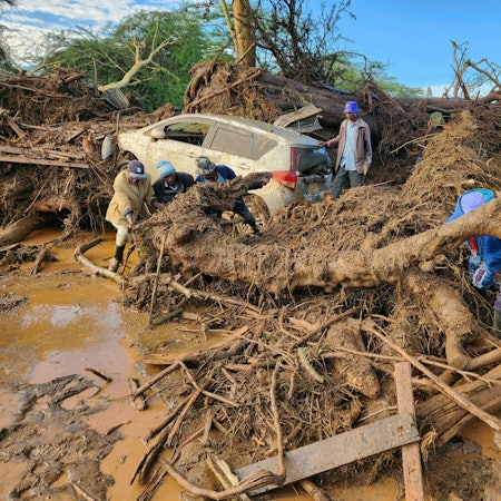 dpatopbilder - 29.04.2024, Kenia, Nakuru: Menschen versuchen, das Gebiet nach einem Dammbruch zu räumen.
