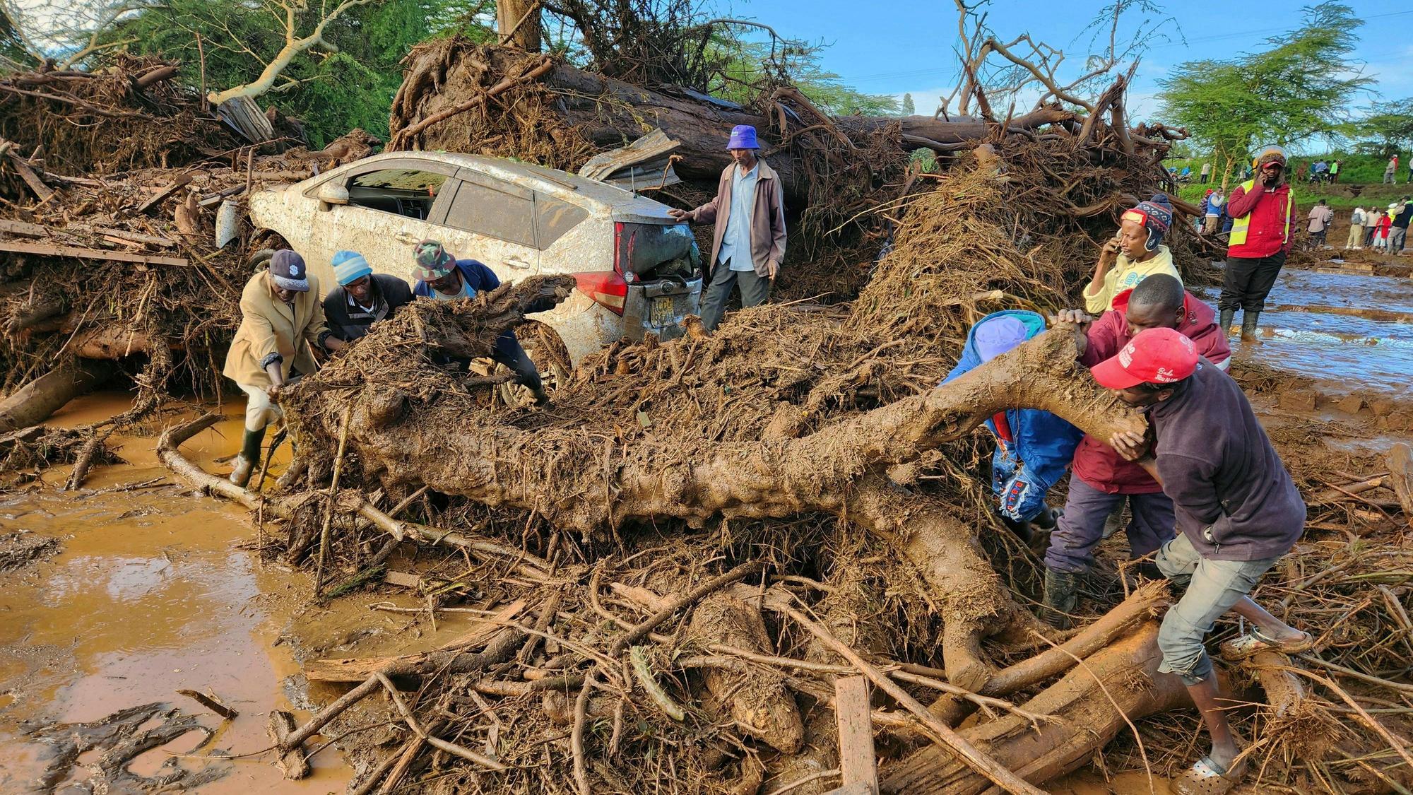 dpatopbilder - 29.04.2024, Kenia, Nakuru: Menschen versuchen, das Gebiet nach einem Dammbruch zu räumen.