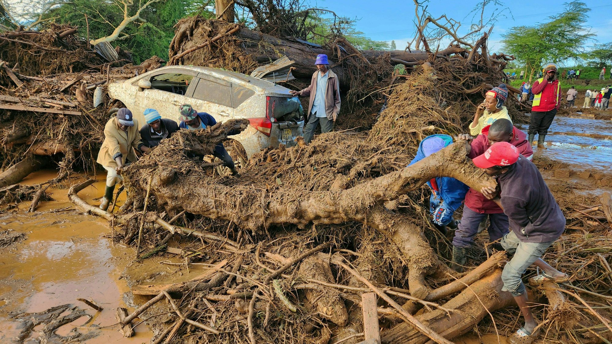 dpatopbilder - 29.04.2024, Kenia, Nakuru: Menschen versuchen, das Gebiet nach einem Dammbruch zu räumen.