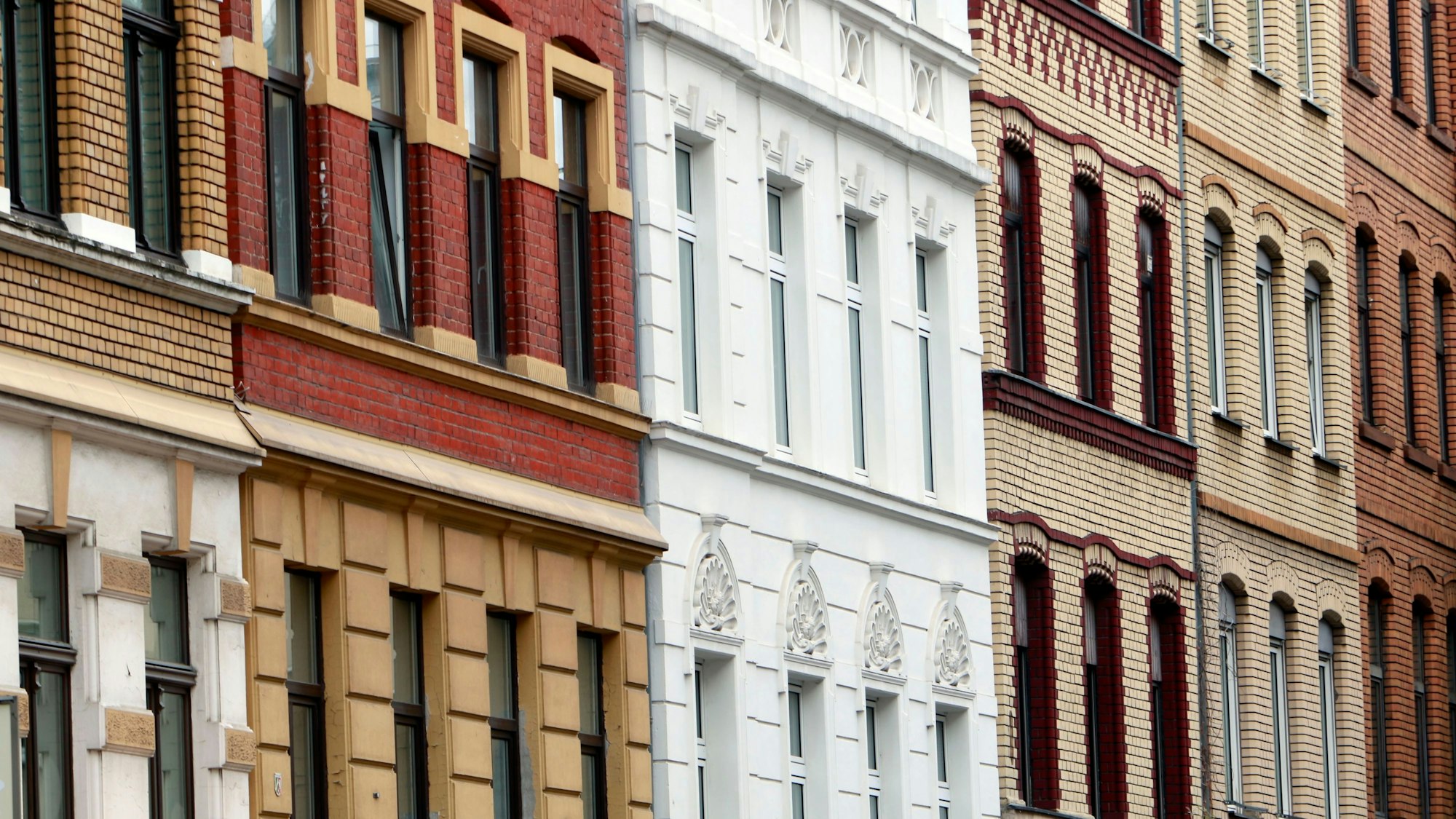 Das Foto zeigt eine Häuserfassade in Köln.