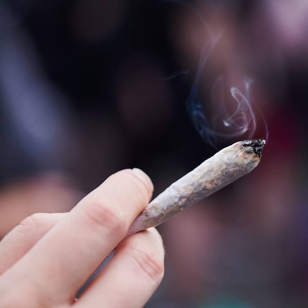 Eine Person hält einen Joint in der Hand. (Symbolfoto)