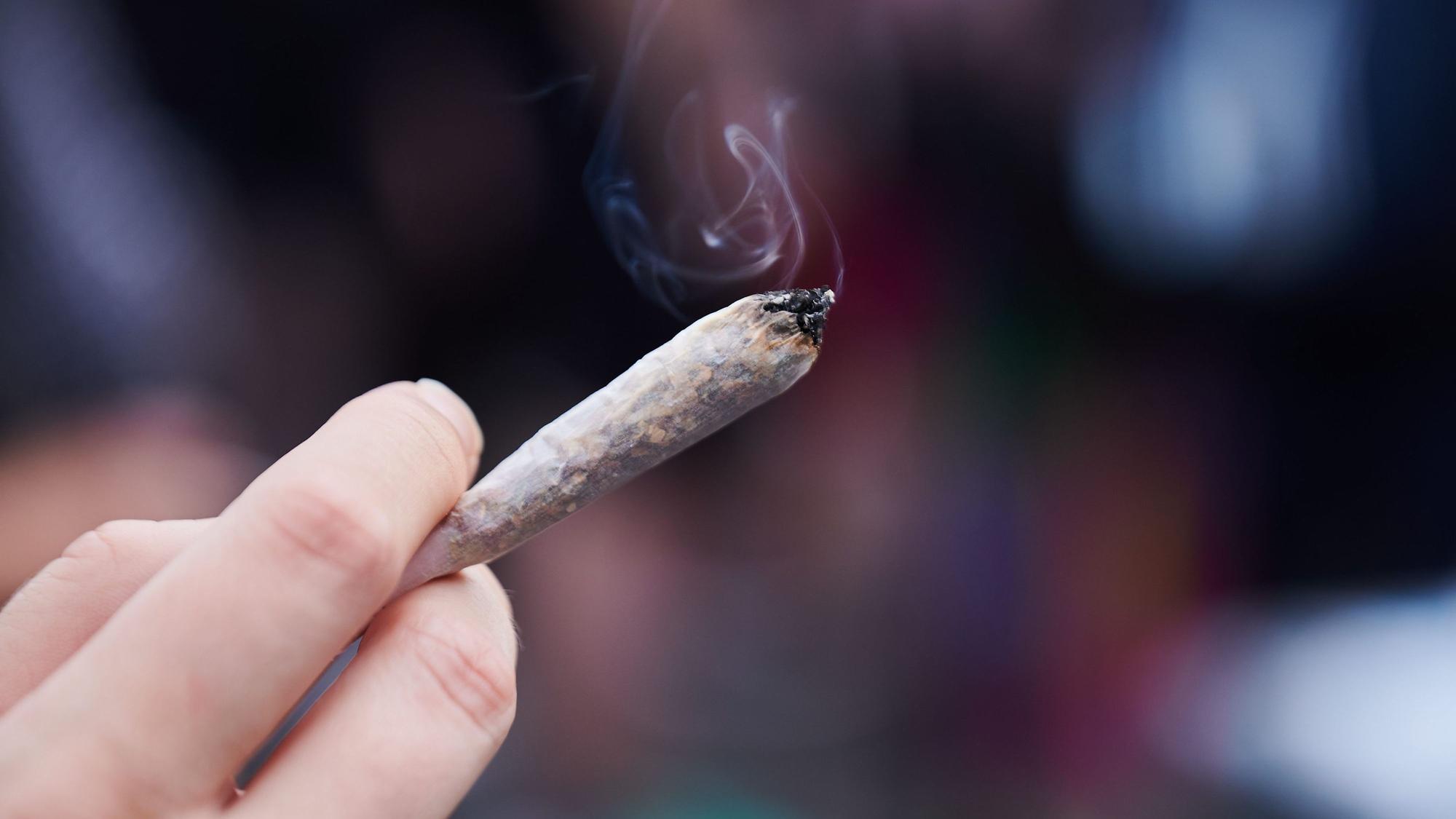 Eine Person hält einen Joint in der Hand. (Symbolfoto)