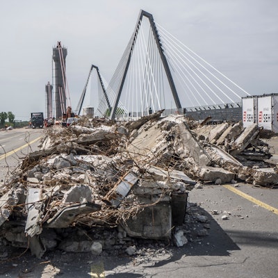 Stahlbeton von der alten Brücke liegt auf der Fahrbahn.