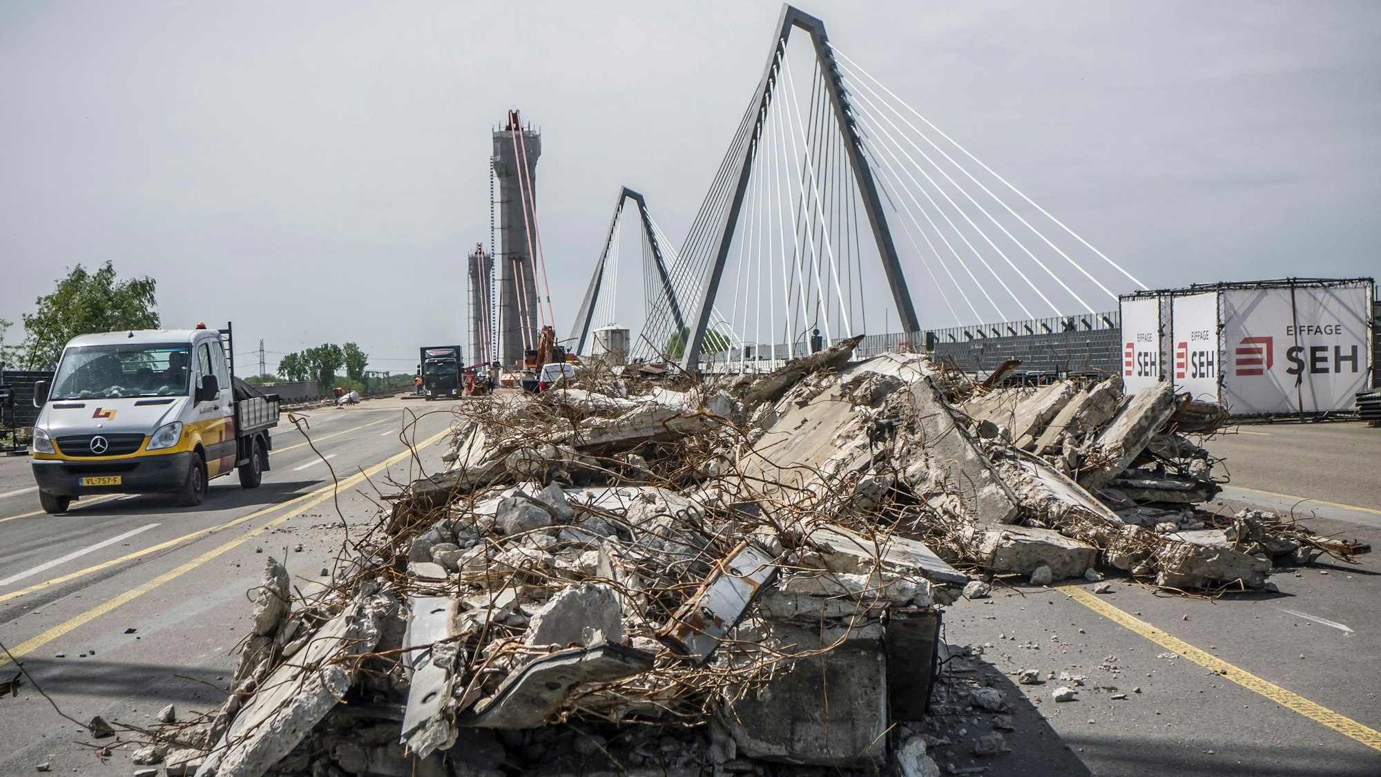 Stahlbeton von der alten Brücke liegt auf der Fahrbahn.