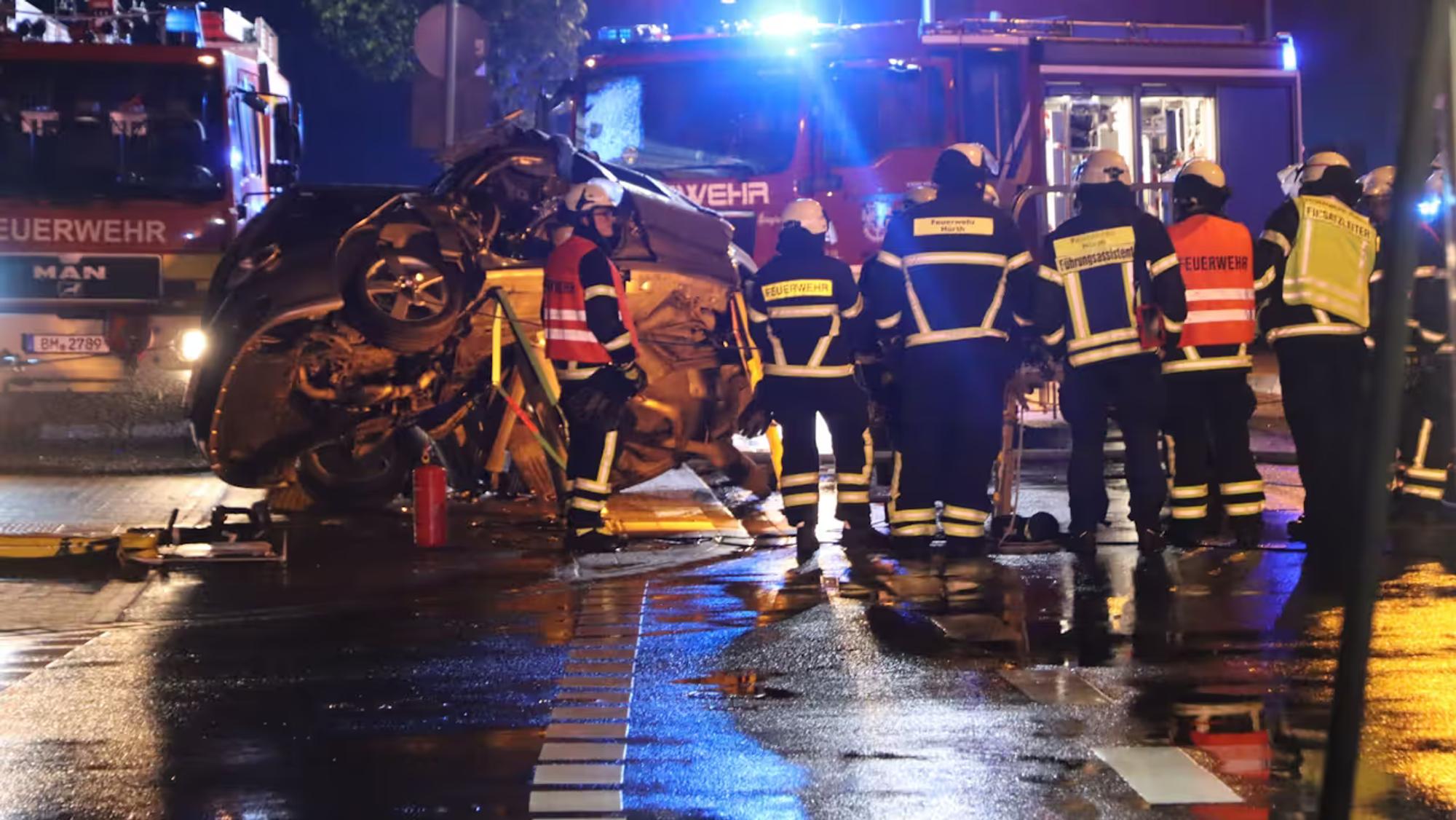 Feuerwehrleute und Ersthelfer kümmerten sich um den verletzten Jungen.