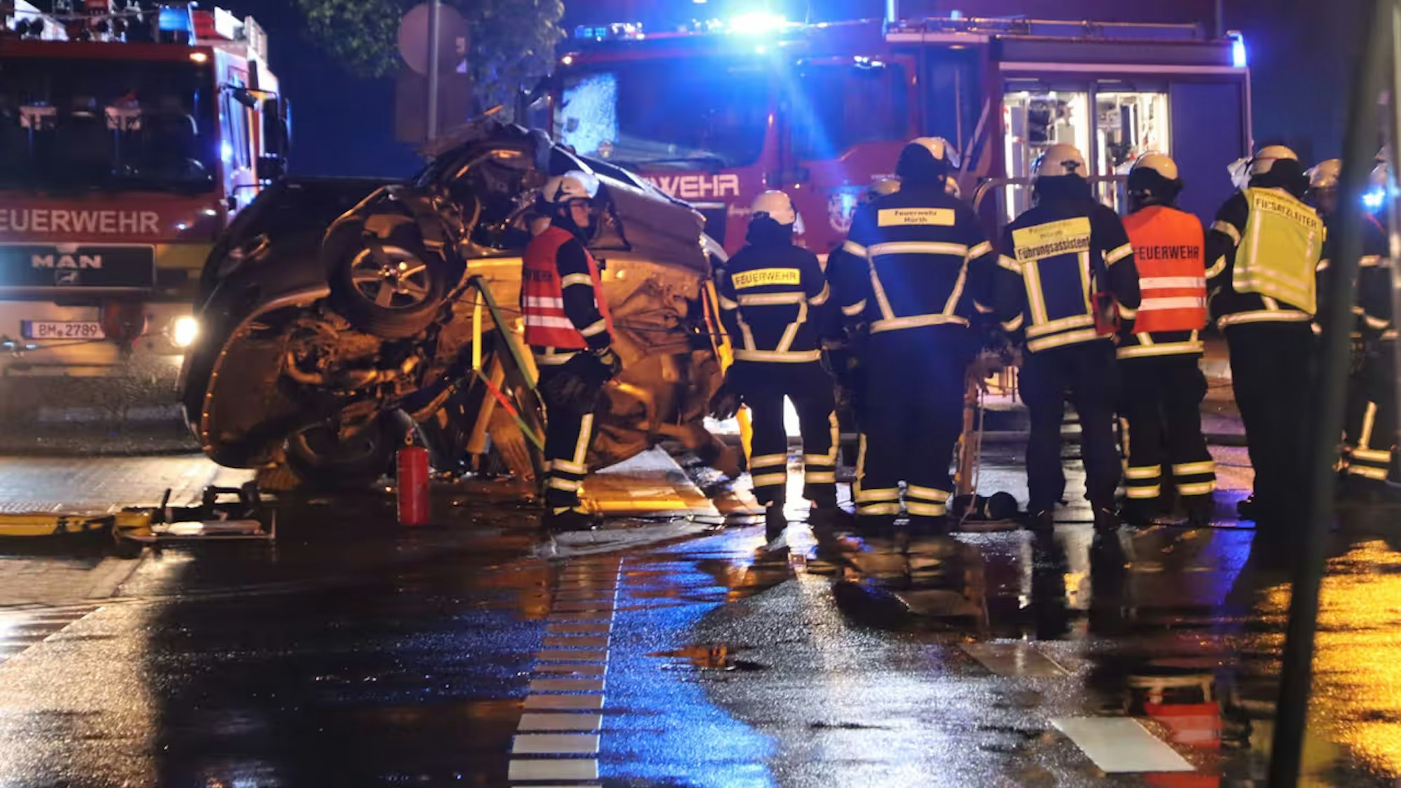 Feuerwehrleute und Ersthelfer kümmerten sich um den verletzten Jungen.