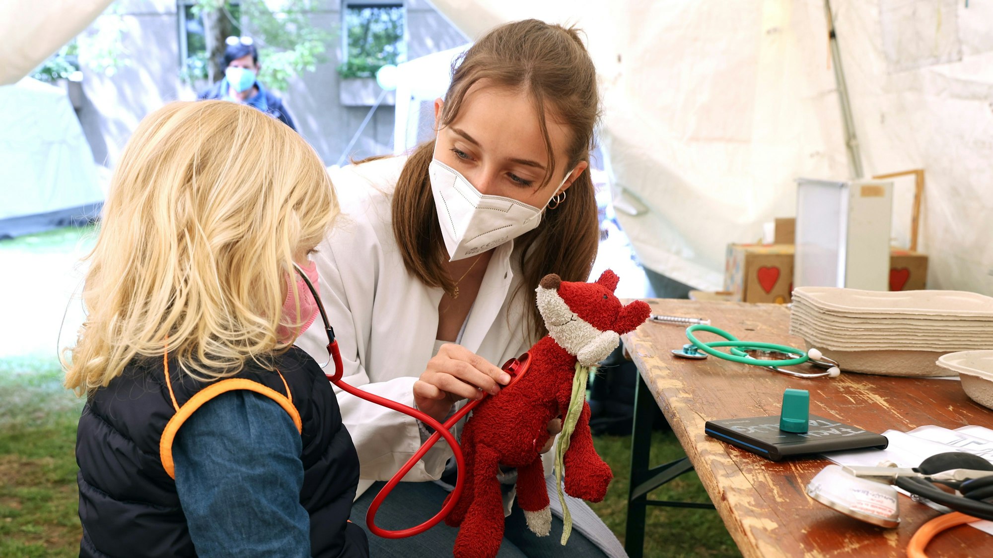 Medizinstudentin Chiara Wieser kümmert sich um mitgebrachtes Kuscheltier.
Marie bringt den Fuchs Ole zur Vorsorge-Untersuchung.
