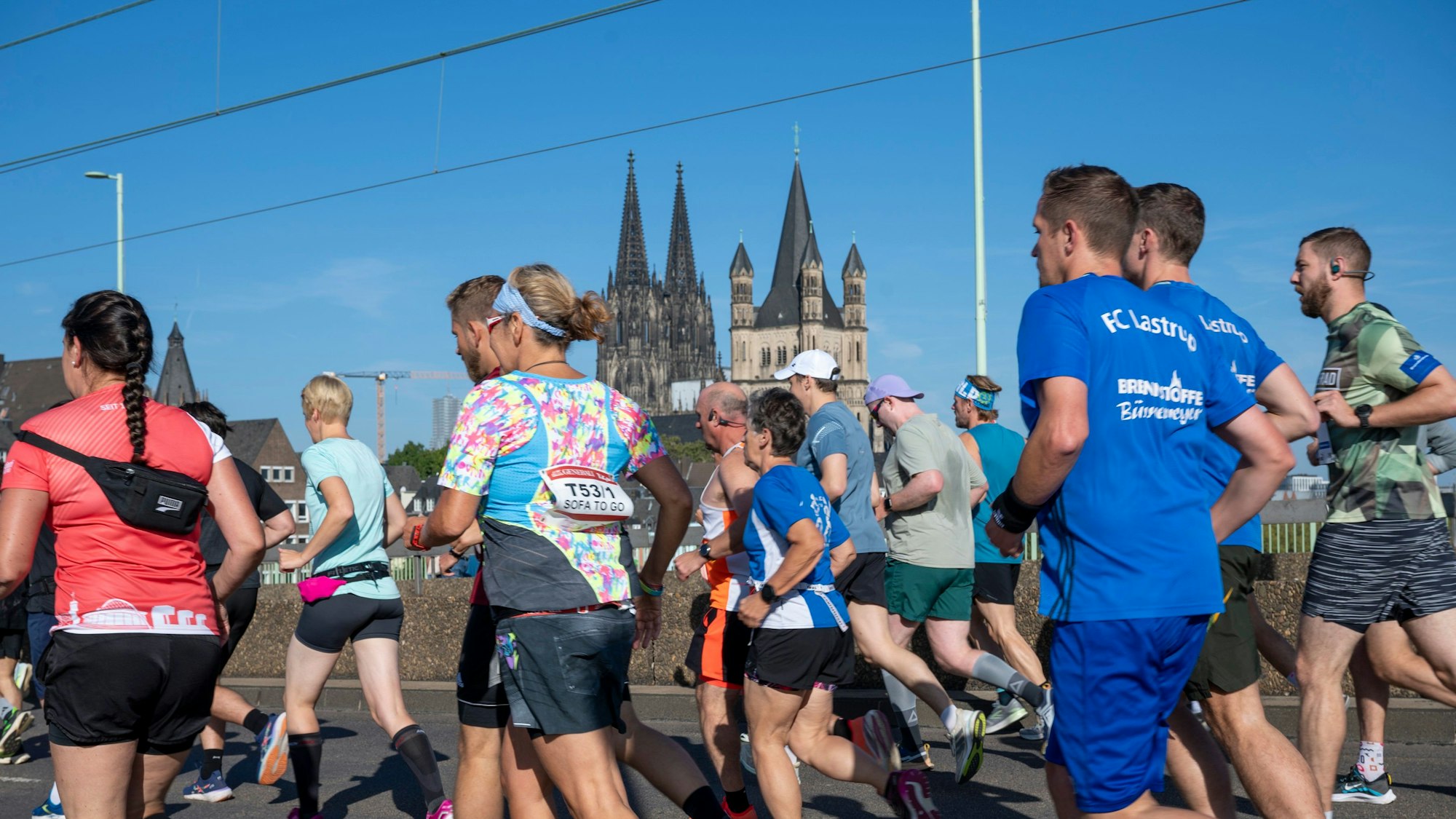 Der erste Kilometer des 25. Köln-Marathons führte über die Deutzer Brücke. (Symbolbild)