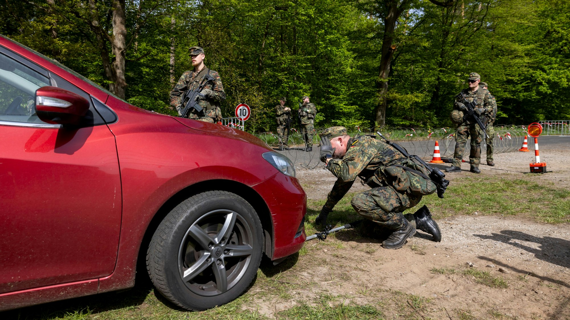 Übung des Heimatschutzregimentes 2: Die Simulation einer Fahrzeugkontrolle ist zu sehen.