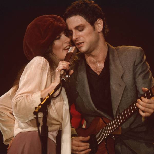 Stevie Nicks und Lindsey Buckingham von der Band Fleetwood Mac teilen sich auf der Bühne des Civic Center in Providence, Rhode Island ein Mikrofon. Die Aufnahmen stammt aus den 1970er Jahren.