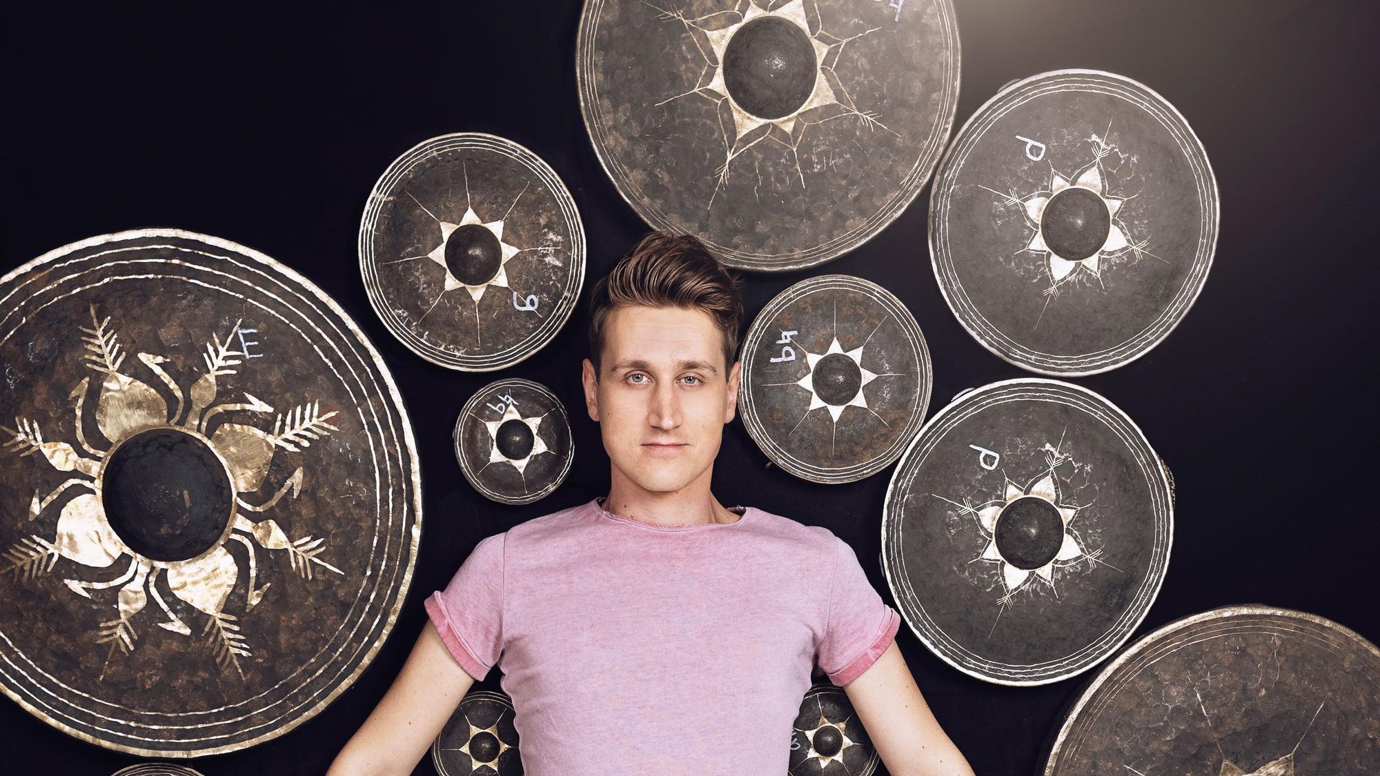 Alexej Gerassimez liegt inmitten von Schlaginstrumenten.