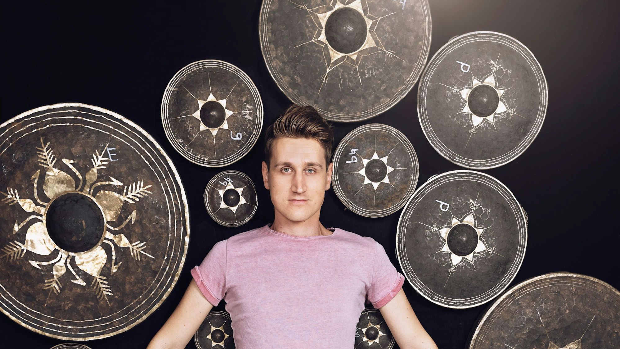 Alexej Gerassimez liegt inmitten von Schlaginstrumenten.