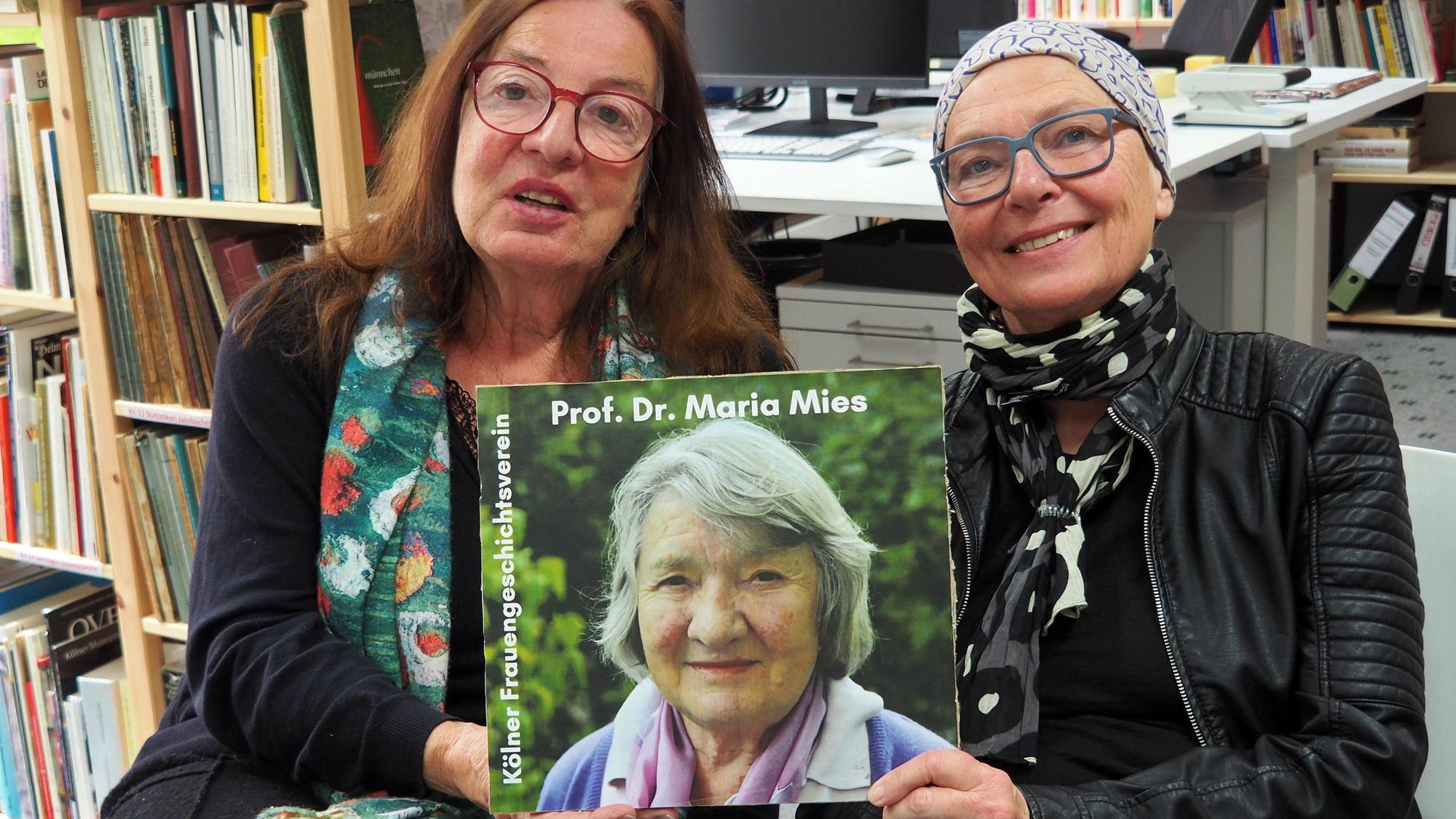 Ina Hoerner und Gabriella Schaaf mit der Gestaltungsvorlage für die Briefmarke.