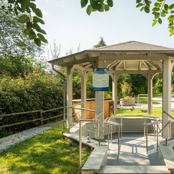 Holzpavillon als Kneipp-Becken