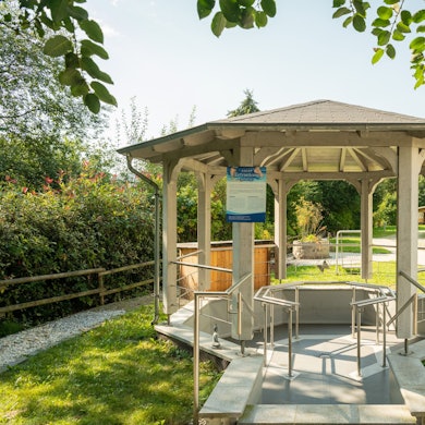 Holzpavillon als Kneipp-Becken