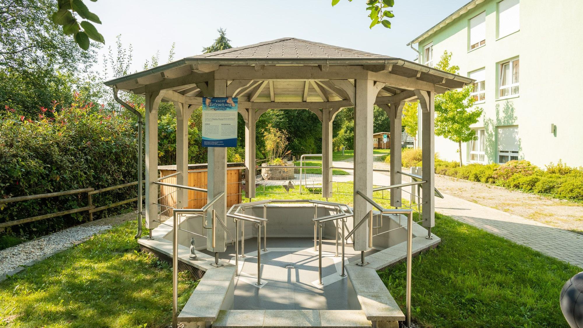 Holzpavillon als Kneipp-Becken