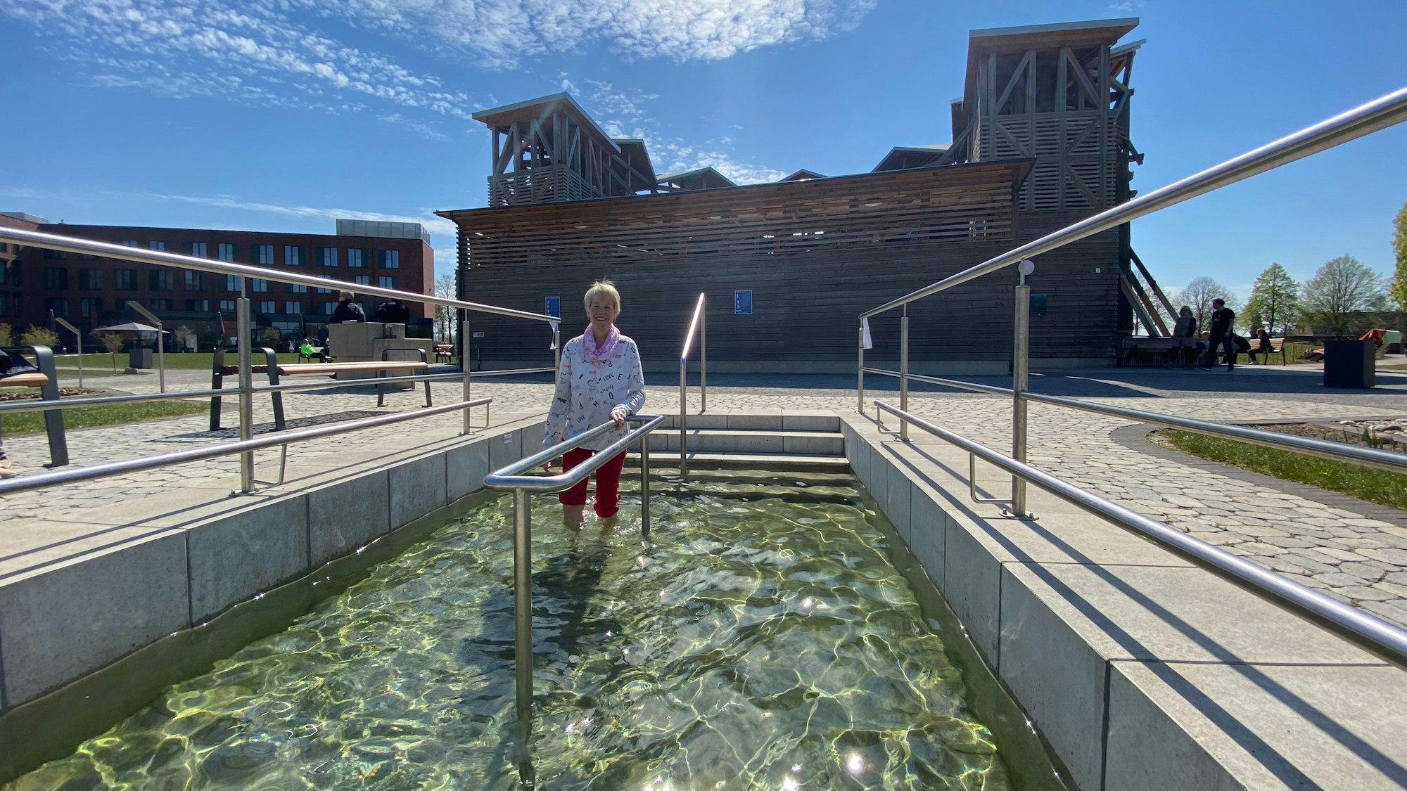 Ein Kneippbecken durch das eine Person geht