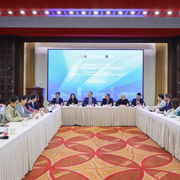 Serap Güler (vor Kopf, 2.v.l.) bei der Delegationsreise der Union nach China im Gespräch mit Studenten an der Universität in Peking.