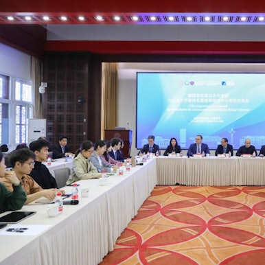 Serap Güler (vor Kopf, 2.v.l.) bei der Delegationsreise der Union nach China im Gespräch mit Studenten an der Universität in Peking.