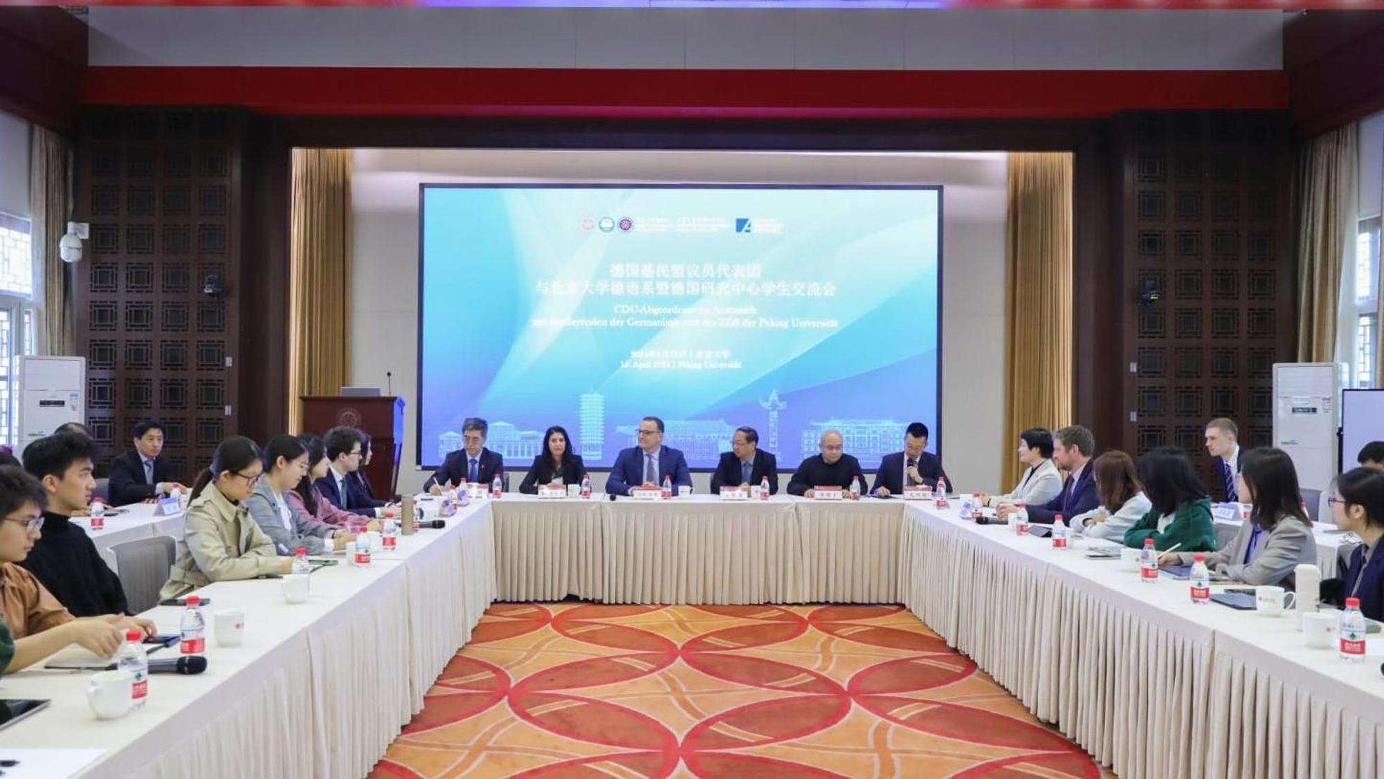 Serap Güler (vor Kopf, 2.v.l.) bei der Delegationsreise der Union nach China im Gespräch mit Studenten an der Universität in Peking.