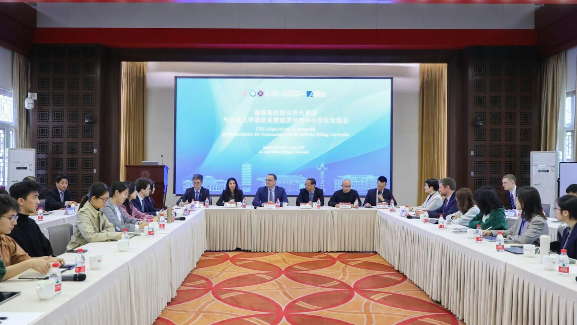 Serap Güler (vor Kopf, 2.v.l.) bei der Delegationsreise der Union nach China im Gespräch mit Studenten an der Universität in Peking.