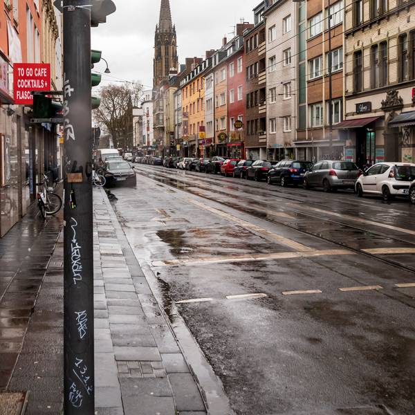 Ein Schild informiert über die Waffenverbotszone auf der Zülpicher Straße.