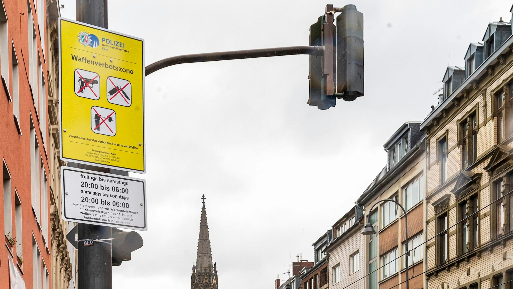Ein Schild informiert über die Waffenverbotszone auf der Zülpicher Straße.
